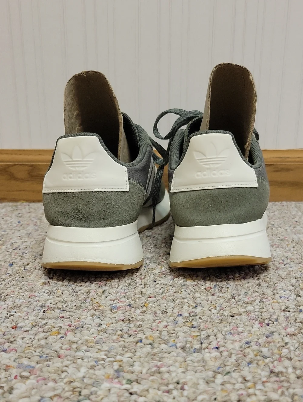 adidas Flashback Olive Green & White Casual Runner Sneakers 8.5 Athleisure Gym